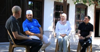 Muslim converts converse with a religious expert in Konya, central Türkiye, Sept. 18, 2022. (AA PHOTO)