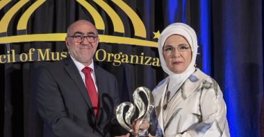 USCMO Secretary General Osama Jammal hands the "Outstanding Humanitarian Award" to first lady Emine Erdoğan, in New York, U.S., Sept. 18, 2022. (AA Photo)