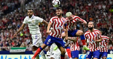 Atletico and Real Madrid players vie for the ball during a La Liga match, Madrid, Spain, Sept. 18, 2022. (AFP Photo)
