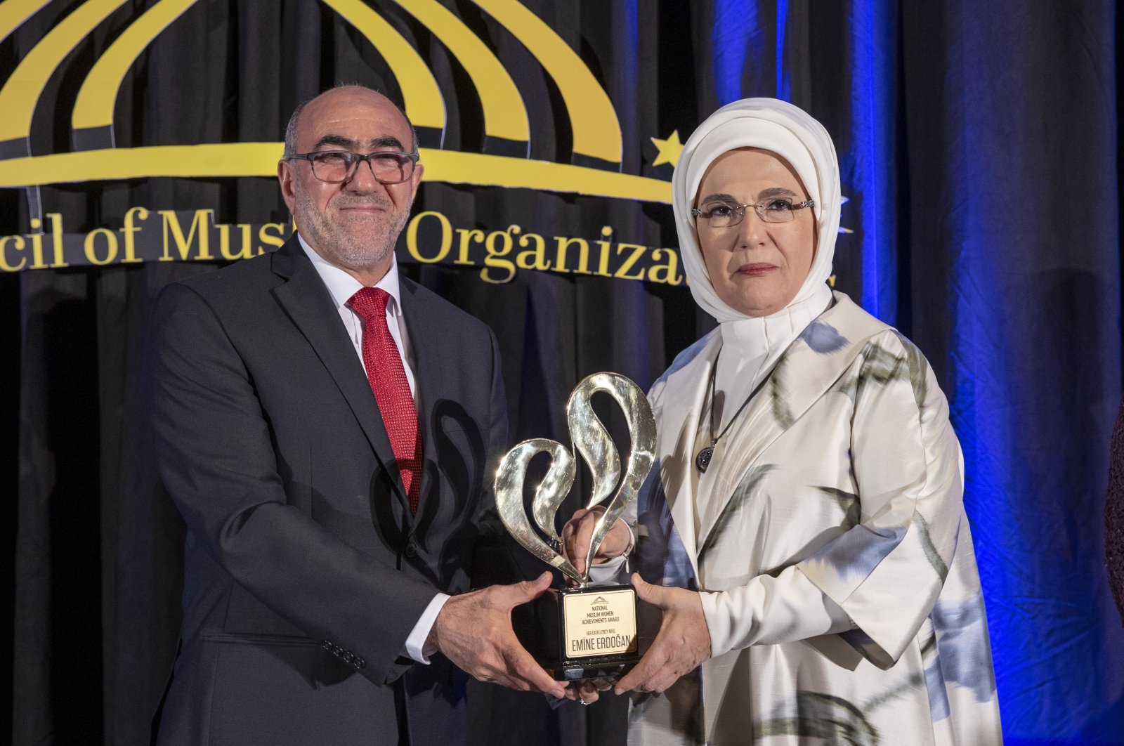 USCMO Secretary General Osama Jammal hands the &quot;Outstanding Humanitarian Award&quot; to first lady Emine Erdoğan, in New York, U.S., Sept. 18, 2022. (AA Photo)