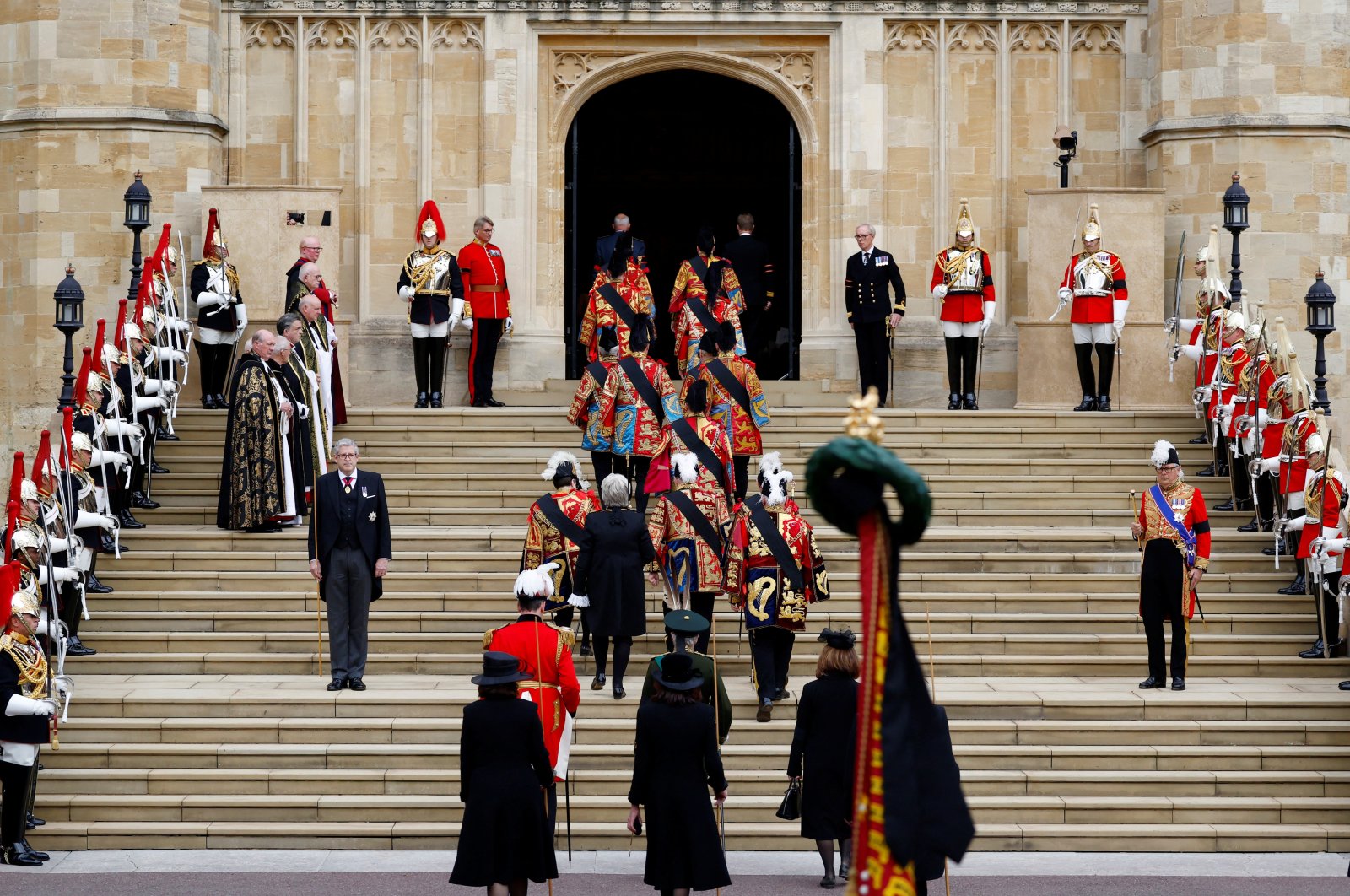 Pallbearers follow the coffin of Queen Elizabeth II into St. George&#039;s Chapel in Windsor Castle, Britain, Sept. 19, 2022. (Reuters Photo)
