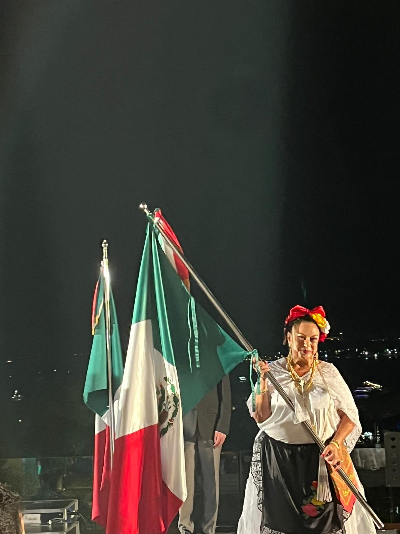 Konsul Istanbul Meksiko Isabel Arvide mengibarkan bendera Meksiko dalam perayaan itu, Istanbul, Türkiye, 16 September 2022. (Foto oleh Buse Keskin)