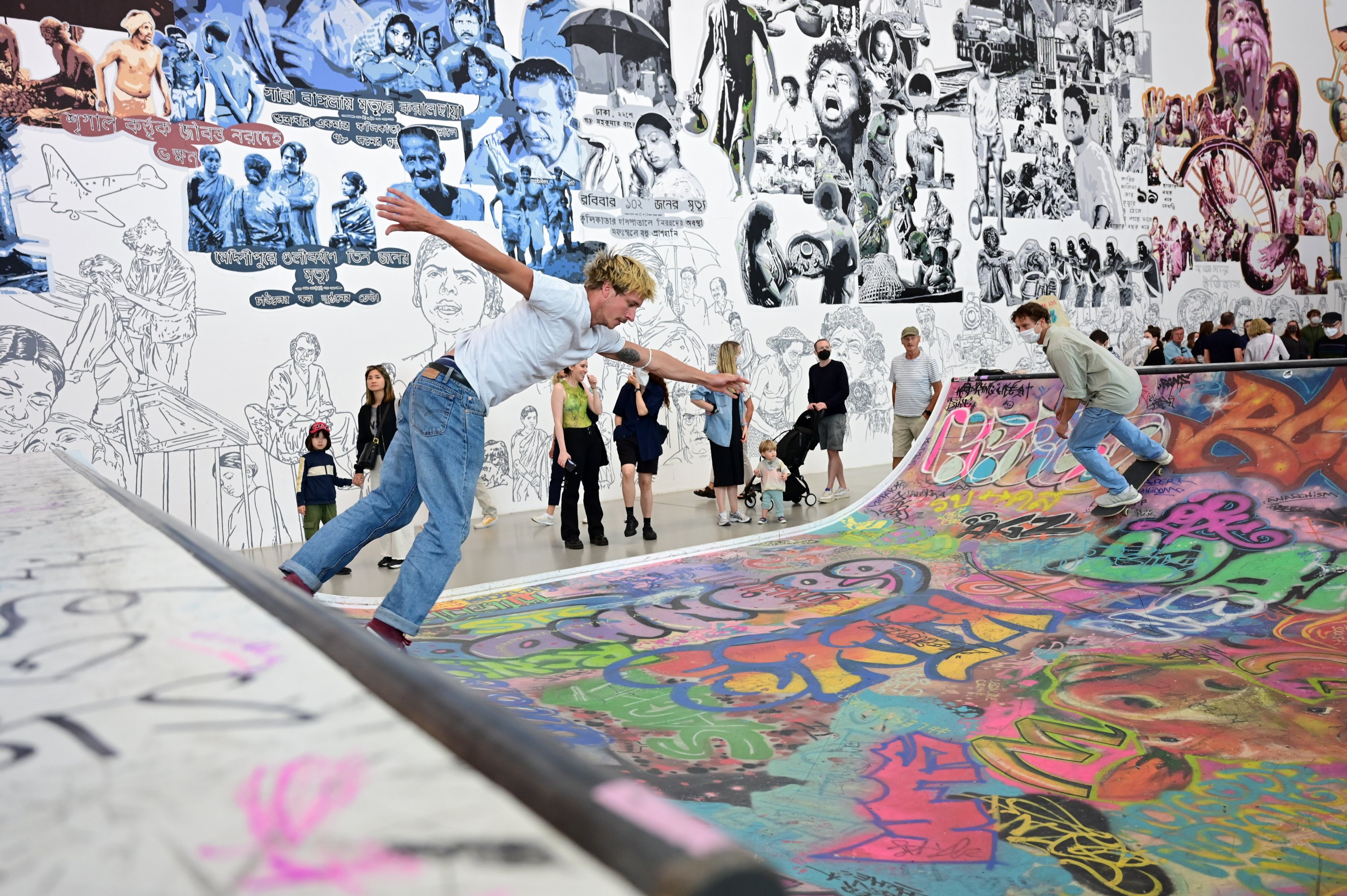 Para pemain skateboard menaiki halfpipe di aula documenta, yang merupakan bagian dari karya prakarsa Seni dan Budaya Kolaborasi Baan Noorg, Kessel, Jerman, 6 Agustus 2022. (Foto dpa)
