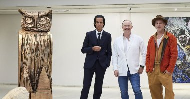 This handout photo taken on Sept. 17, 2022, and received on Sept. 19, 2022, shows British artist Thomas Houseago (C) posing with U.S. actor Brad Pitt (R) and Australian musician Nick Cave prior to the opening of the exhibition "Thomas Houseago - WE with Nick Cave and Brad Bitt" at The Sara Hilden Art Museum in Tampere, Finland. (AFP Photo)