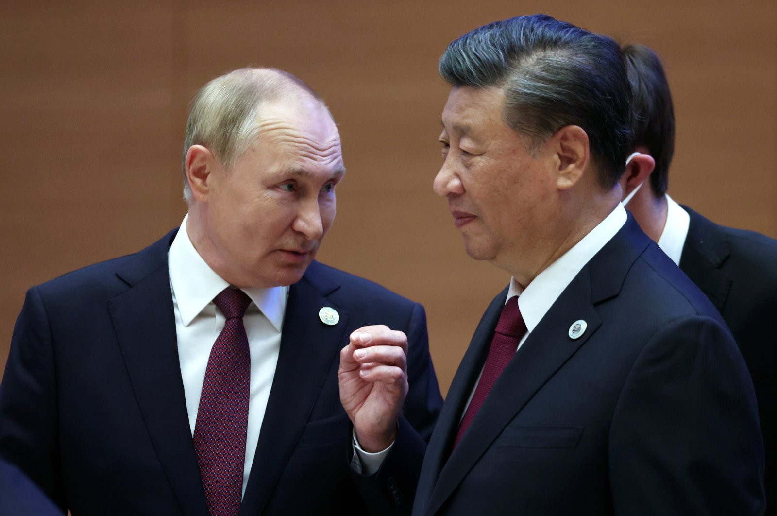 Russian President Vladimir Putin (L) speaks with Chinese President Xi Jinping in Samarkand, Uzbekistan, Sept. 16, 2022. (EPA Photo)