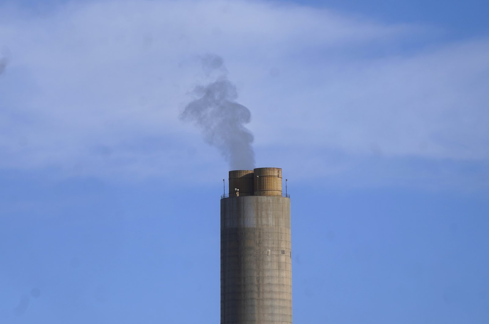 A smokestack stands at a coal plant in Delta, Utah. U.S., June 22, 2022. (AP File Photo)