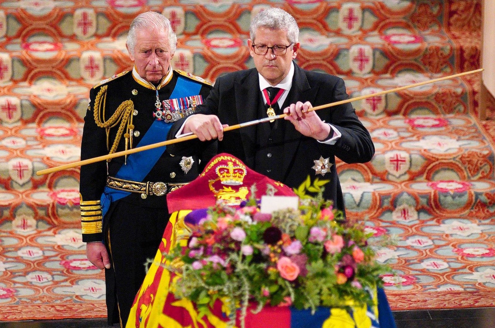 King Charles III (L) watches as Lord Chamberlain breaks his &quot;Wand of Office&quot; at the Committal Service for Queen Elizabeth II held at St George&#039;s Chapel in Windsor Castle, U.K., Sept. 19, 2022. (AFP Photo)