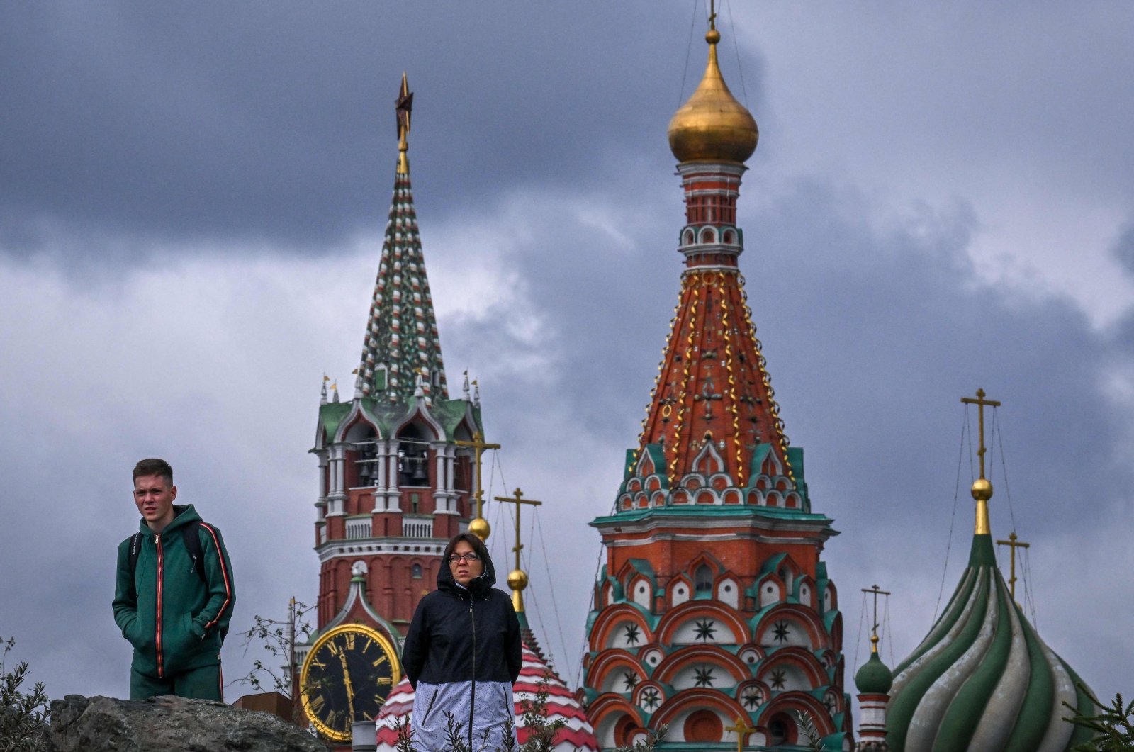 People walk at the Zaryadye park in front of the Kremlin&#039;s Spasskaya tower (L) and Saint Basil&#039;s Cathedral in downtown Moscow, Russia, Sept. 16, 2022. (AFP Photo)