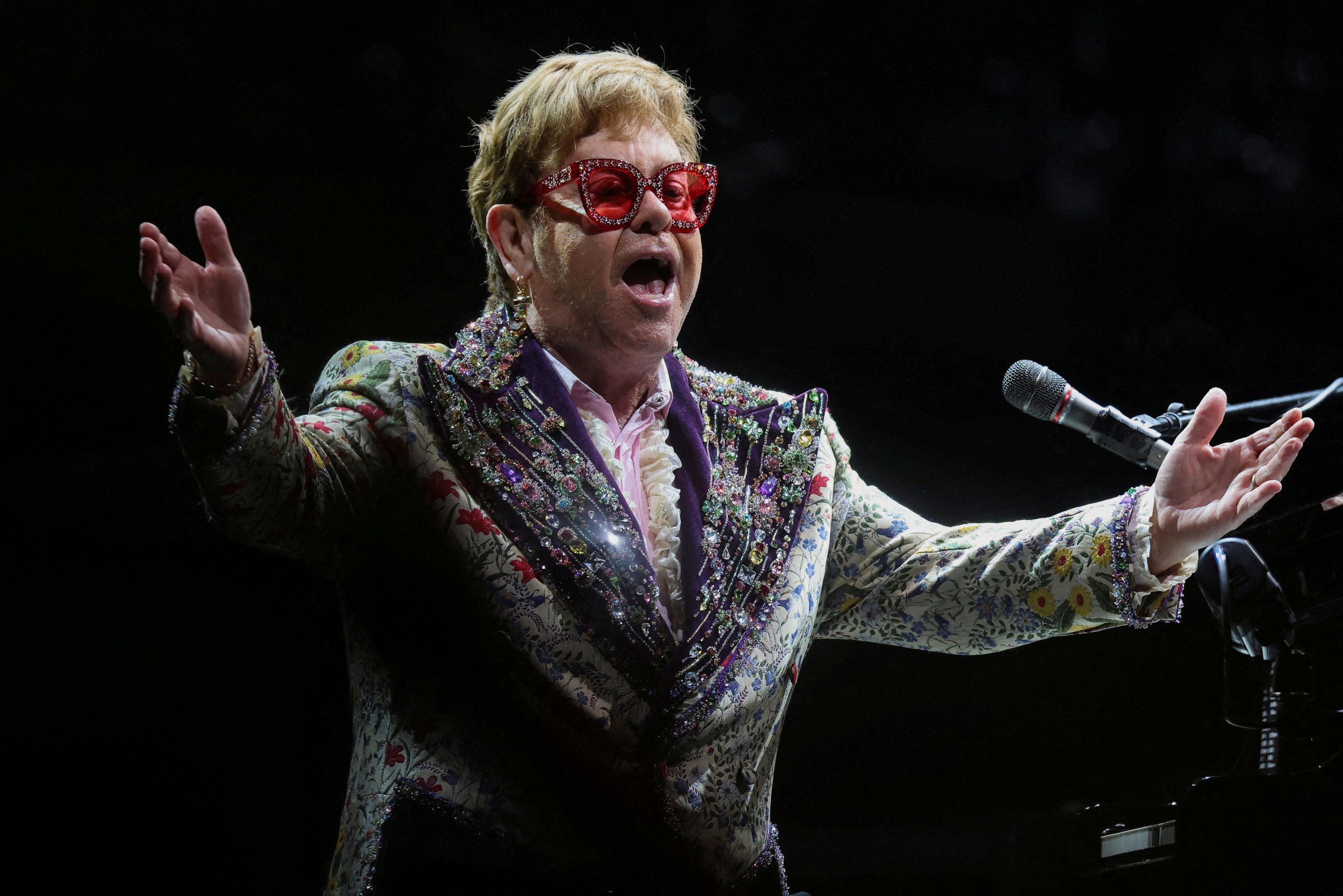 Elton John tampil saat ia kembali untuk menyelesaikan Tur Jalan Bata Kuning Perpisahan sejak ditunda karena pembatasan COVID-19 pada 2020, di New Orleans, Louisiana, AS, 19 Januari 2022. (REUTERS)