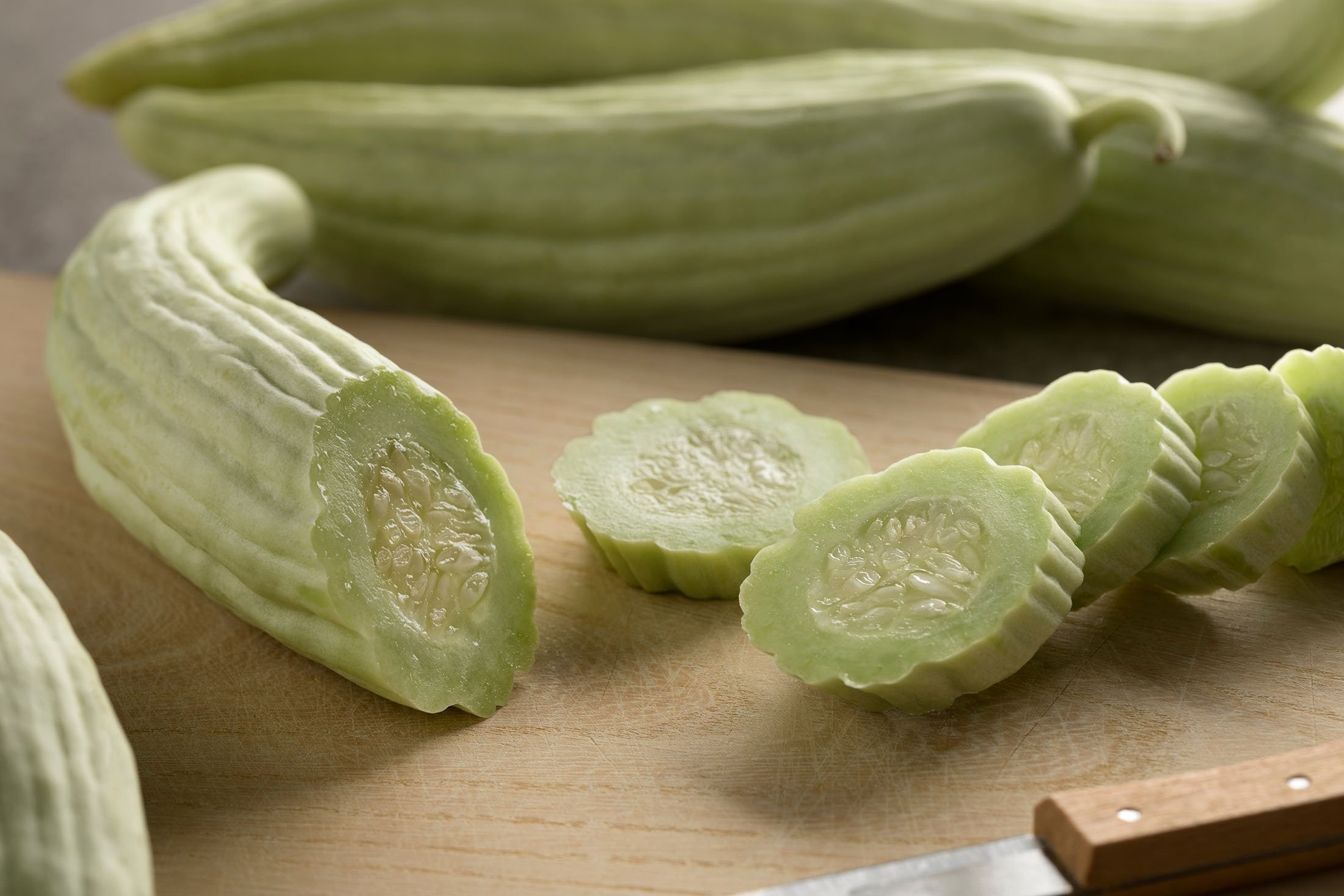 Varietas muskmelon yang disebut acur adalah buah yang menyerupai mentimun yang dibesar-besarkan karena panjang dan hijau dengan tekstur bagian dalam yang mirip, namun kulit luarnya memiliki tonjolan yang menonjol.  (Foto Shutterstock)