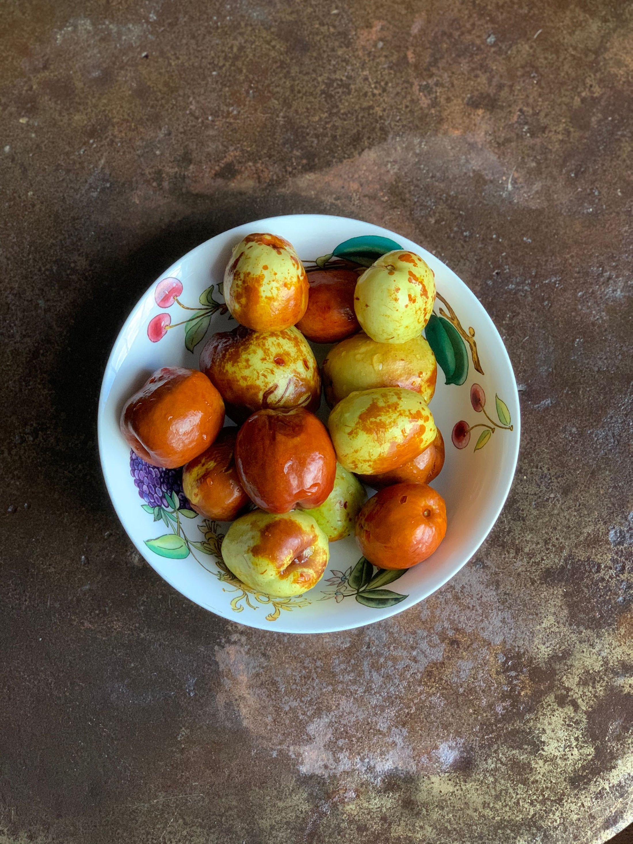 Jujube, disebut sebagai Hünnap dalam bahasa Turki, adalah buah segar dan kering yang populer yang terutama dikonsumsi sebagai makanan ringan dan untuk khasiat obatnya.  (Foto Shutterstock)