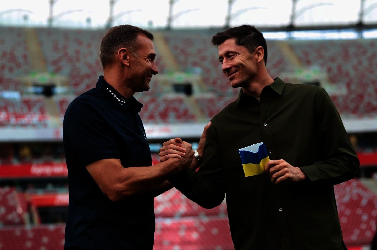 Football great Andriy Shevchenko (L) presents Robert Lewandowski with the Ukraine captain&#039;s armband, Warsaw, Poland, Sept. 20, 2022. (Robert Lewandowski on Twitter)