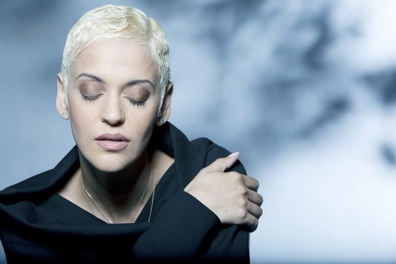 In 2004 Mariza performed the song 