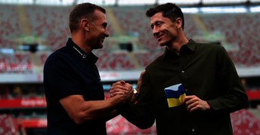 Football great Andriy Shevchenko (L) presents Robert Lewandowski with the Ukraine captain's armband, Warsaw, Poland, Sept. 20, 2022. (Robert Lewandowski on Twitter)