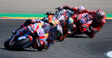 Gresini rider Enea Bastianini leads the pack at Aragon MotoGP, Alcaniz, Spain, Sept. 18, 2022. (AFP Photo)