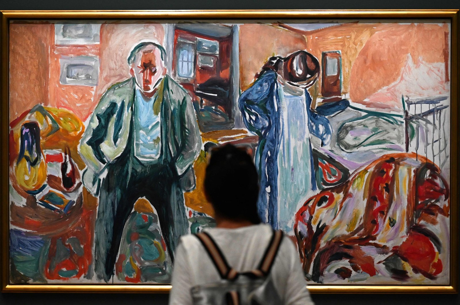 A visitor looks at &quot;The Artist and his Model&quot; by Norwegian painter Edvard Munch during the preview of the &quot;Edvard Munch. A Poem of Life, Love and Death&quot; exhibition at the Musee d&#039;Orsay in Paris, France, Sept. 15, 2022. (AFP)
