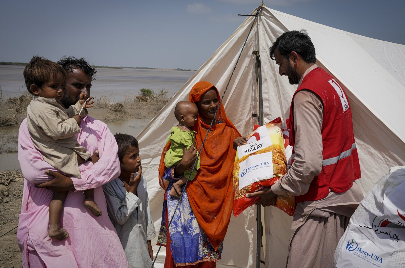 Aid workers deliver aid to the displaced, in Sindh, Pakistan, Sept. 19, 2022. (PHOTO BY UĞUR YILDIRIM) 