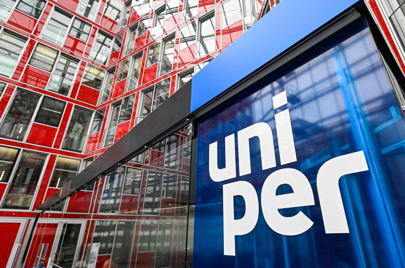 The logo of energy supplier Uniper in the entrance hall at the company’s headquarters in Dusseldorf, western Germany, July 22, 2022. (AFP Photo)