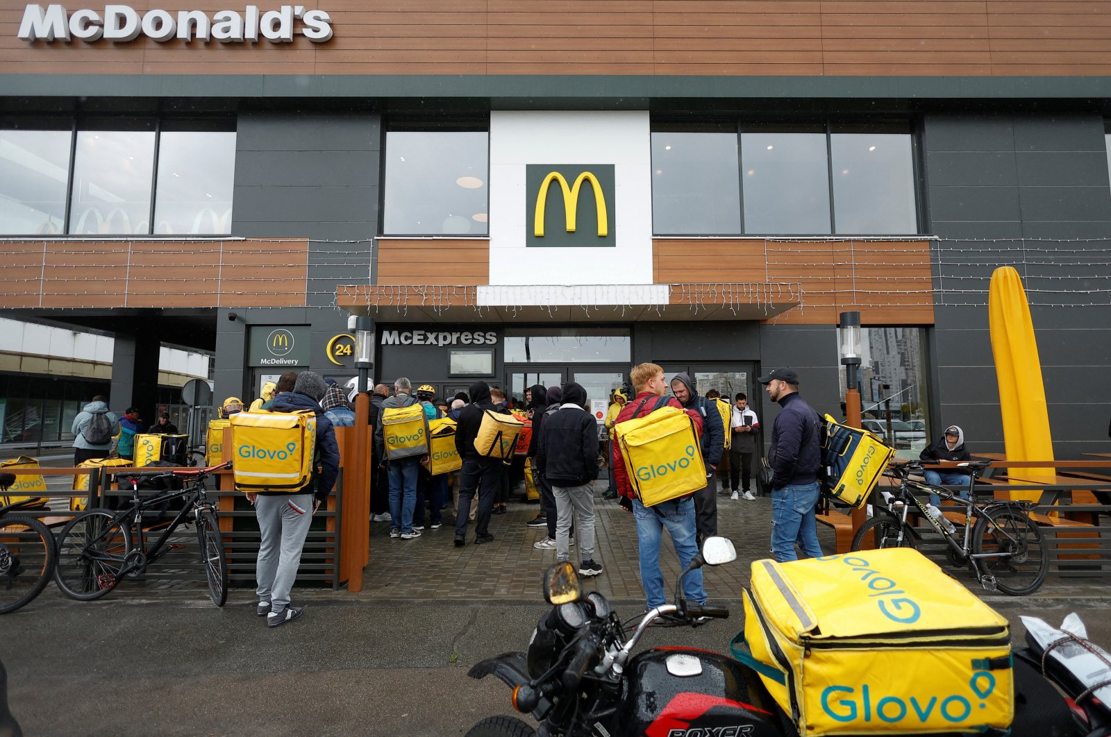 Glovo food delivery couriers wait to pick up orders outside a McDonald&#039;s restaurant, after the chain reopened amid Russia&#039;s attack on Ukraine, in Kyiv, Ukraine, Sept. 20, 2022. (Reuters Photo)