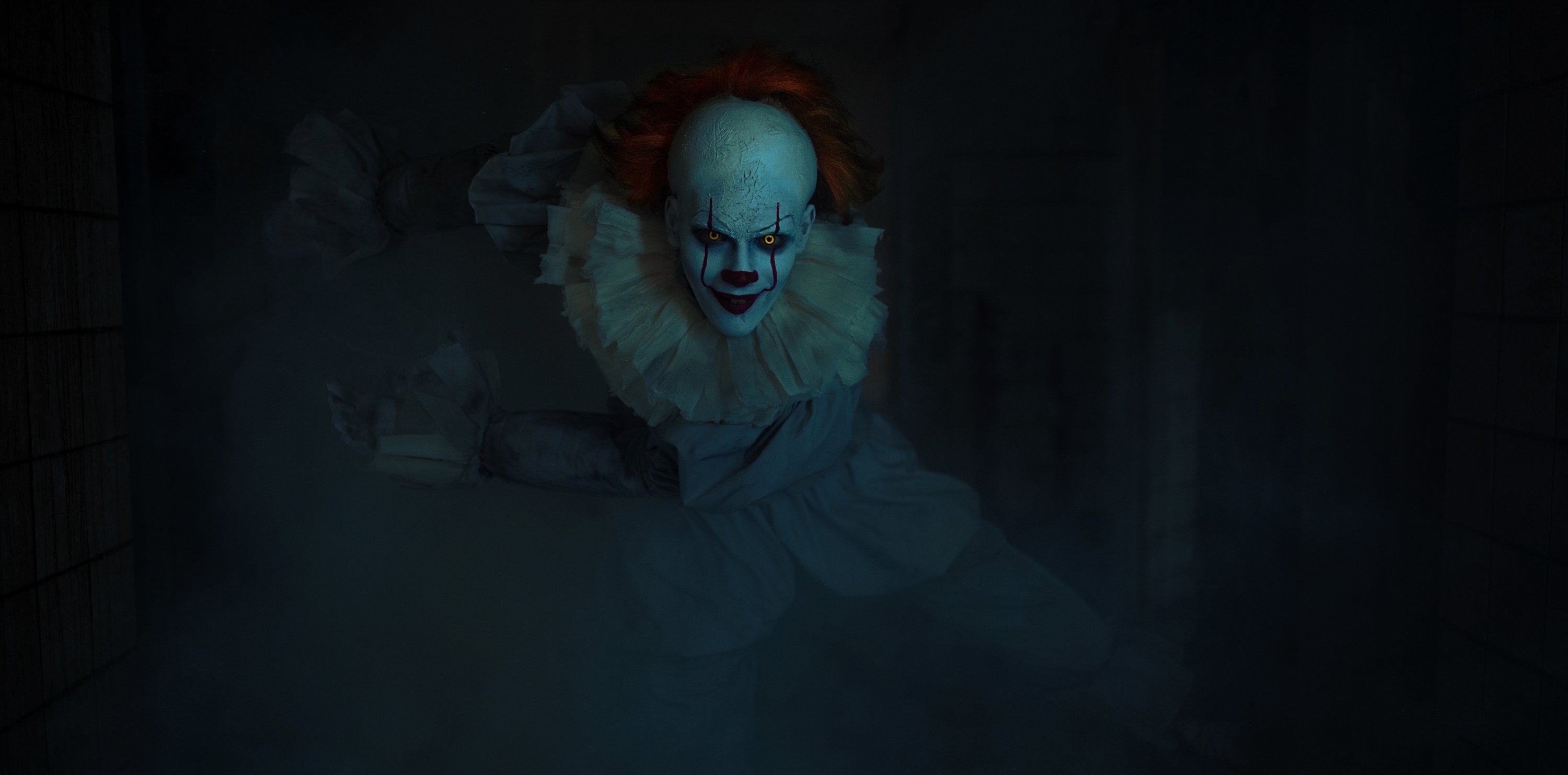 Seorang cosplayer berpakaian seperti Pennywise the Dancing Clown dari film horor 
