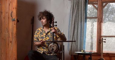 Mark Eliyahu while playing kemenche. (Photo courtesy of the organization)