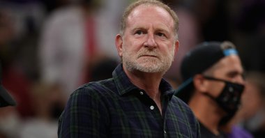 Phoenix Suns owner Robert Sarver during an NBA game, Phoenix, U.S., Oct. 13, 2021. (AFP Photo)