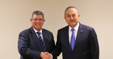 Foreign Minister Mevlüt Çavuşoğlu (R) meets with his Malaysian counterpart Saifuddin Abdullah in New York, U.S., Sept. 22, 2022. (AA)