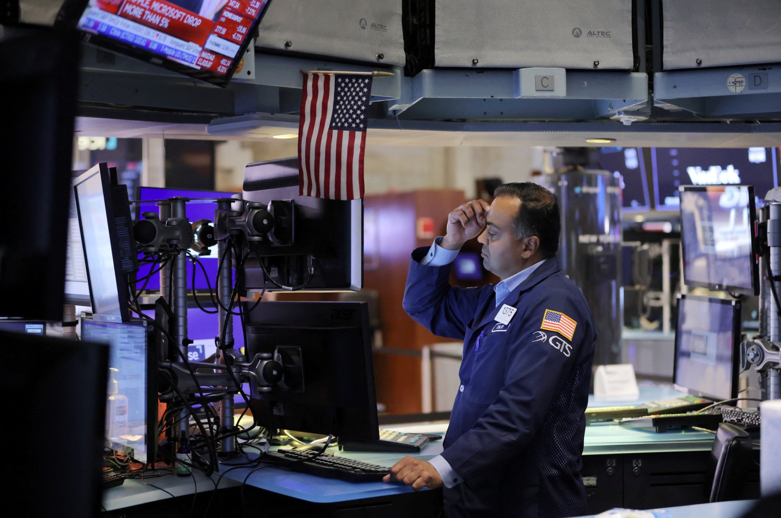 A trader works on the trading floor at the New York Stock Exchange (NYSE) in Manhattan, New York City, U.S., Sept. 13, 2022. (Reuters Photo)