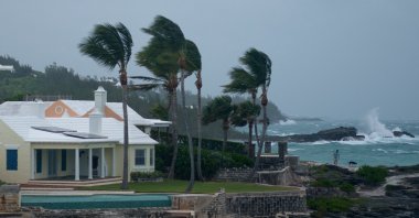 Increasing wind pushes waves toward the south shore before the arrival of Hurricane Fiona, Bermuda, Sept. 22, 2022. (Reuters Photo)