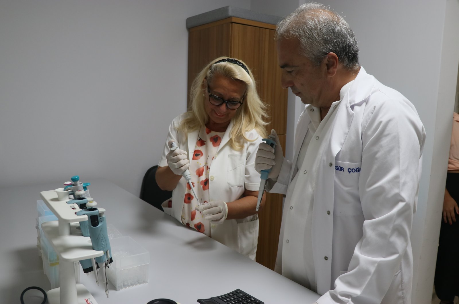 Professor Özgür Çoğulu (R) and professor Ferda Özkınay (L) work at the laboratory, in Izmir, western Türkiye, Sept. 22, 2022. (AA PHOTO)