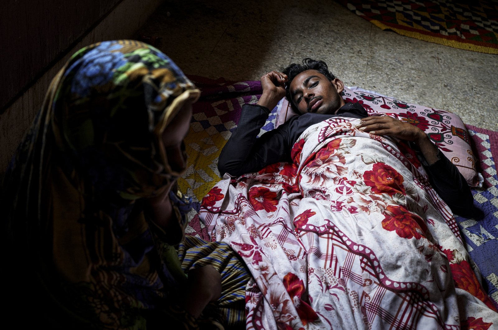 A sick man lies on the ground in a shelter, in Karachi, Pakistan, Sept. 22, 2022. (PHOTO BY UĞUR YILDIRIM) 