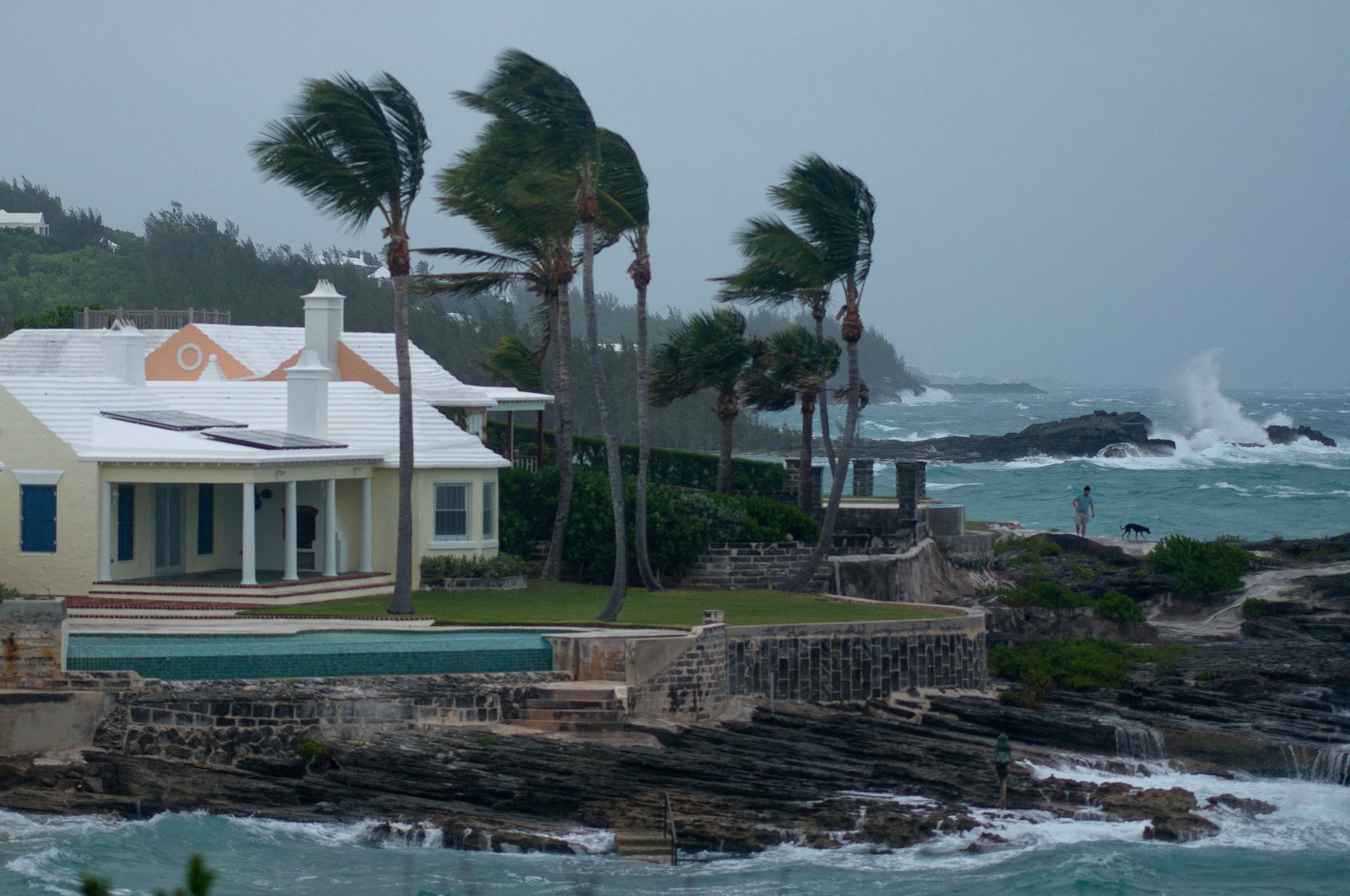 Increasing wind pushes waves toward the south shore before the arrival of Hurricane Fiona, Bermuda, Sept. 22, 2022. (Reuters Photo)