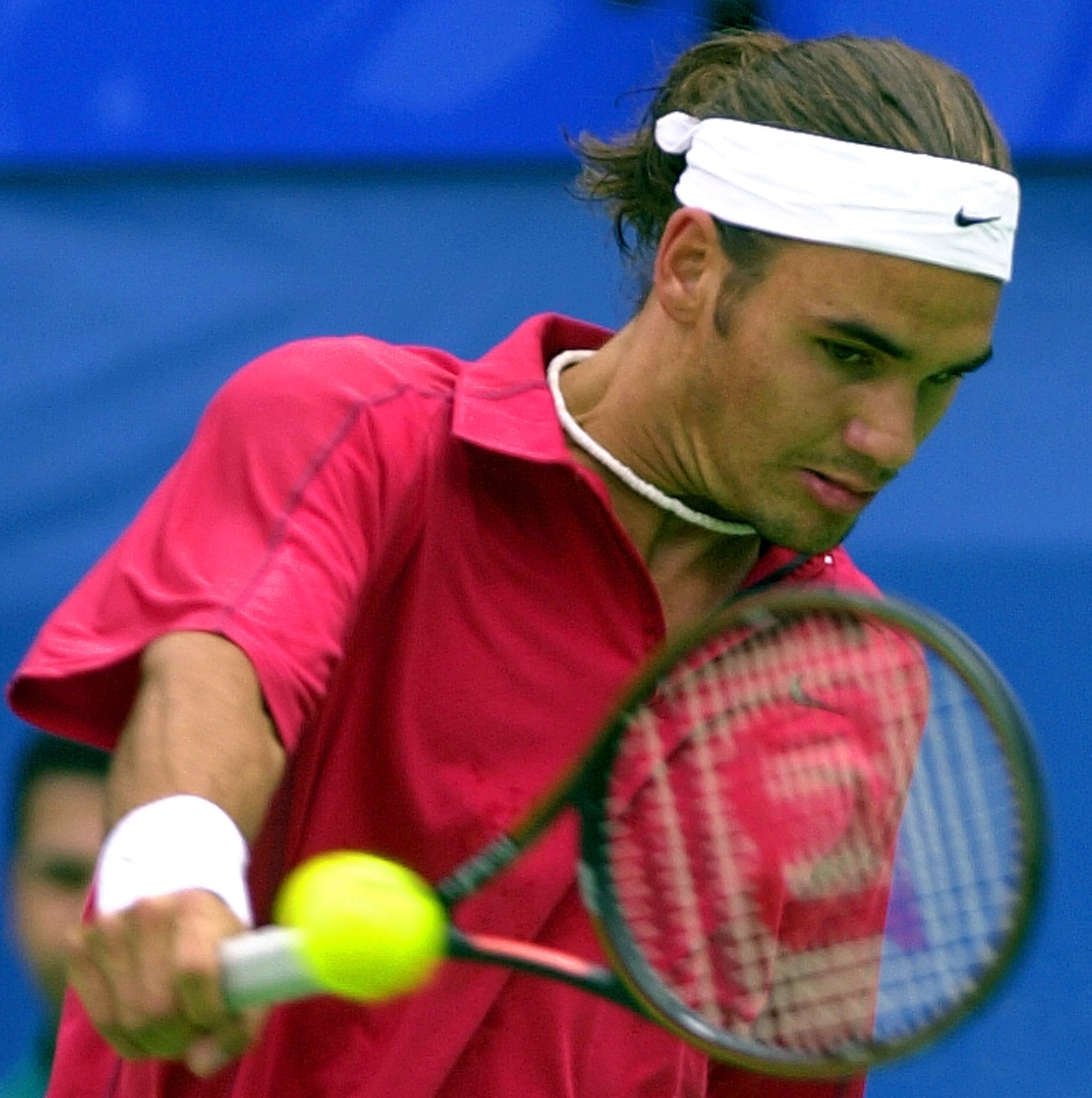Roger Federer muda kembali ke Arnaud Di Pasquale Prancis selama pertandingan medali perunggu Olimpiade mereka, Sydney, Australia, 27 September 2000. (AP Photo)