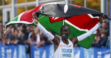 Kenya&#039;s Eliud Kipchoge celebrates winning the Berlin marathon, Berlin, Germany, Sept. 25, 2022. (AA Photo)