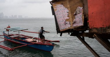 A man prepares to dock his boat, in preparation for Super Typhoon Noru, in Manila, the Philippines, Sept. 25, 2022. (Reuters Photo)