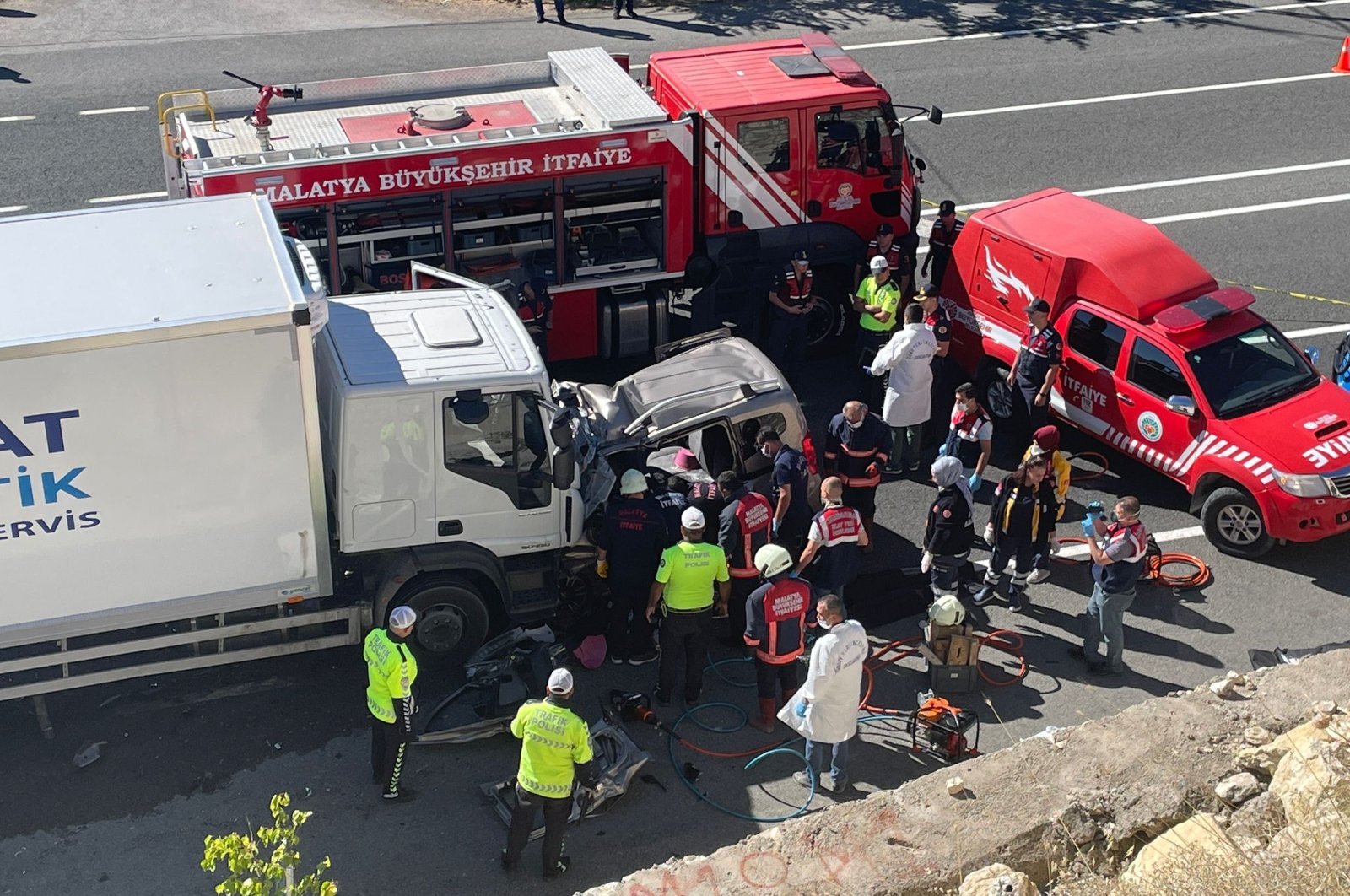 Paramedics and police officers at the scene of the accident, in Malatya, eastern Türkiye, Sept. 25, 2022. (AA PHOTO)