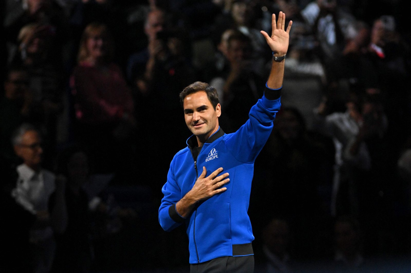 Switzerland&#039;s Roger Federer waves at fans at the 2022 Laver Cup, London, England, Sept. 23, 2022. (AFP Photo)