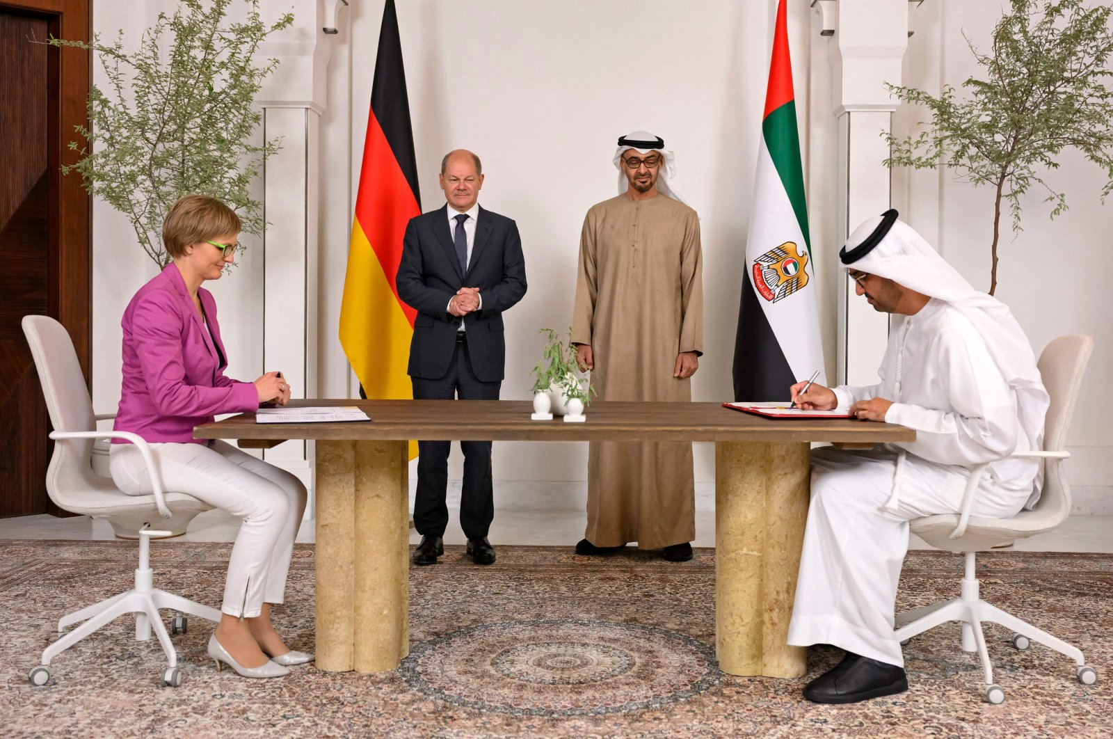  United Arab Emirates President Sheikh Mohammed bin Zayed Al Nahyan and German Chancellor Olaf Scholz oversee the signing of a New Energy Security and Industry Accelerator agreement in Abu Dhabi, UAE, Sept. 25, 2022. (Reuters Photo)