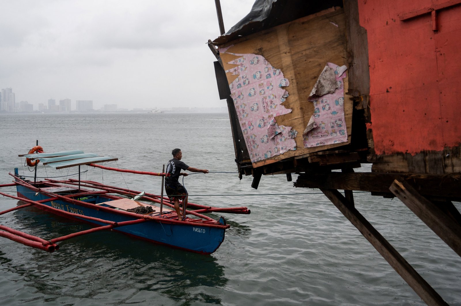 A man prepares to dock his boat, in preparation for Super Typhoon Noru, in Manila, the Philippines, Sept. 25, 2022. (Reuters Photo)