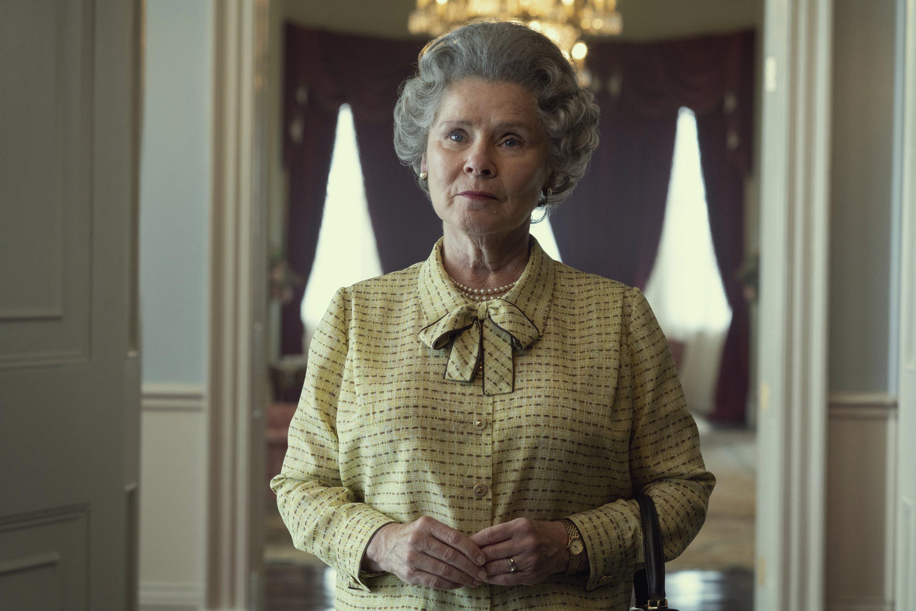 Gambar yang dirilis oleh Netflix ini menunjukkan Imelda Staunton sebagai Ratu Elizabeth di 