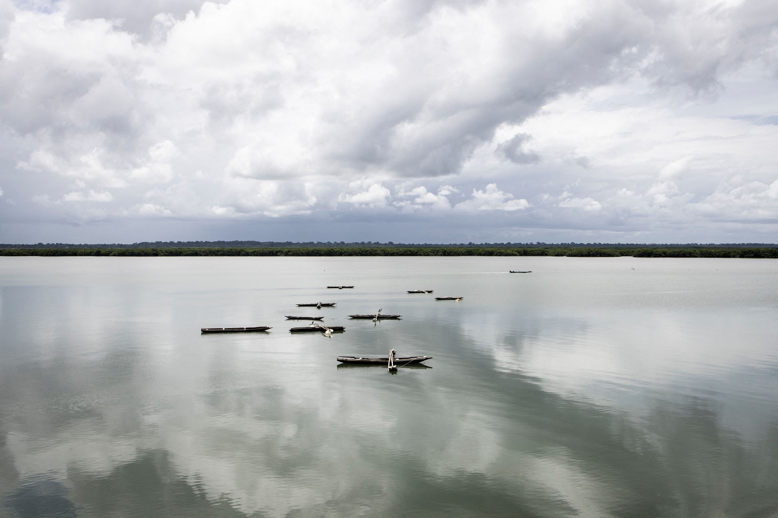 Perahu nelayan terlihat di sepanjang Sungai Casamance dekat Ziguinchor pada 24 September 2022. Tanggal 26 September 2022 menandai peringatan 20 tahun terbaliknya feri Le Joola.  (Foto AFP)