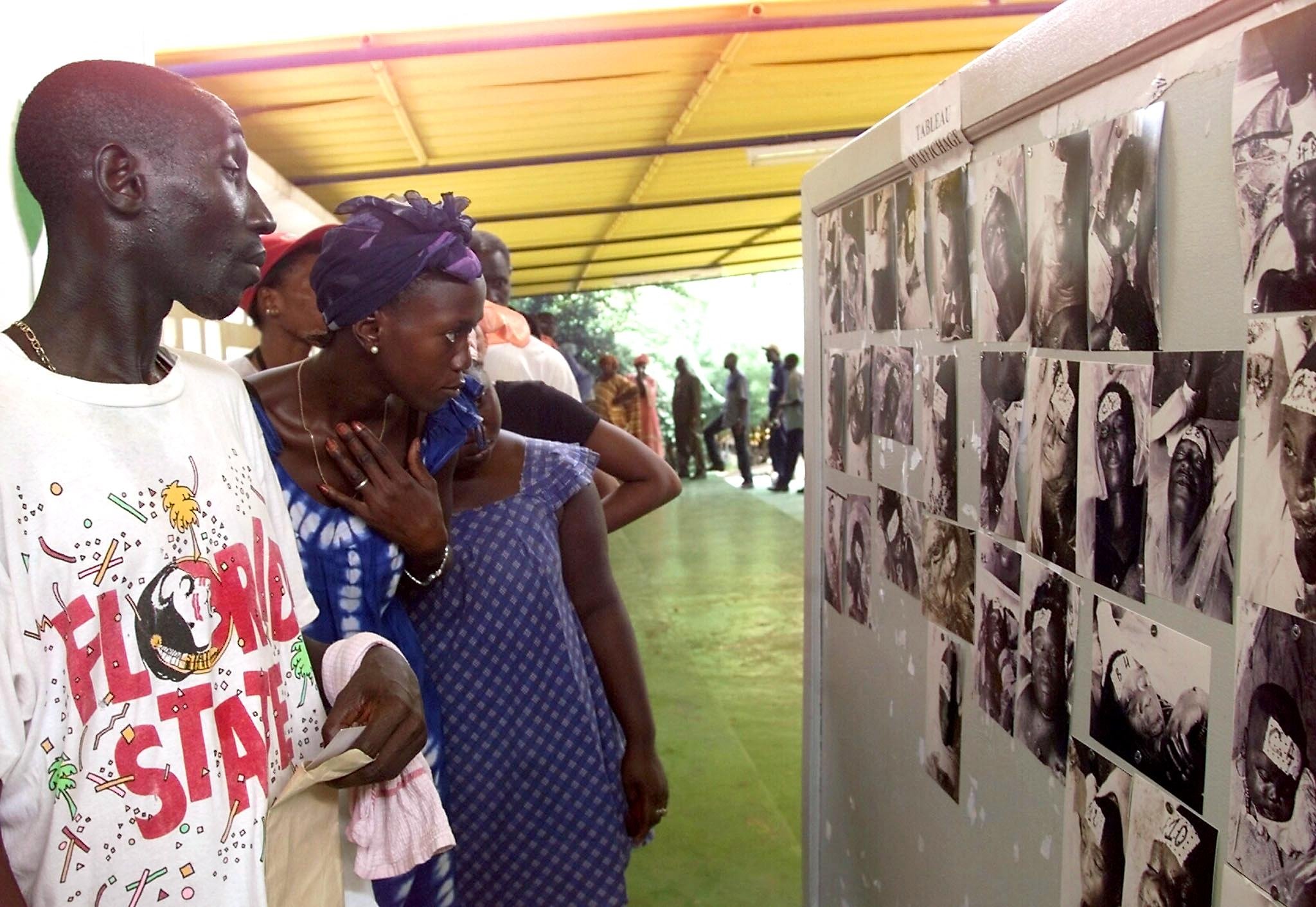 Dalam file foto yang diambil pada 29 September 2002 ini, para pengamat melihat pajangan foto-foto di Balai Kota Dakar dari mereka yang diduga tewas ketika feri penumpang Le Joola terbalik di lepas pantai Gambia pada 26 September, 2002. (Foto AFP)