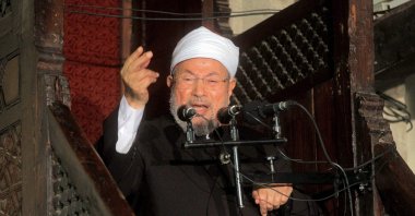 Youssef al-Qaradawi addresses Muslims at Al-Azhar mosque during weekly sermon, in Cairo, Egypt, Nov. 16, 2012. (AFP PHOTO) 