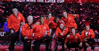 Team World poses with the trophy after victory over Team Europe in the 2022 Laver Cup, London, England, Sept. 25, 2022. (AFP Photo)