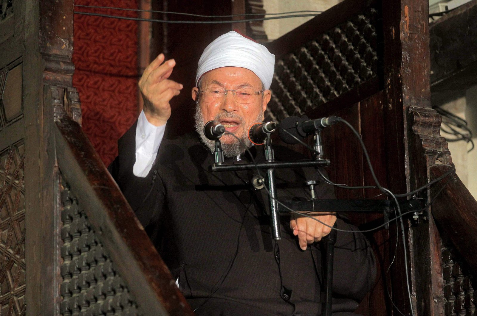 Youssef al-Qaradawi addresses Muslims at Al-Azhar mosque during weekly sermon, in Cairo, Egypt, Nov. 16, 2012. (AFP PHOTO) 
