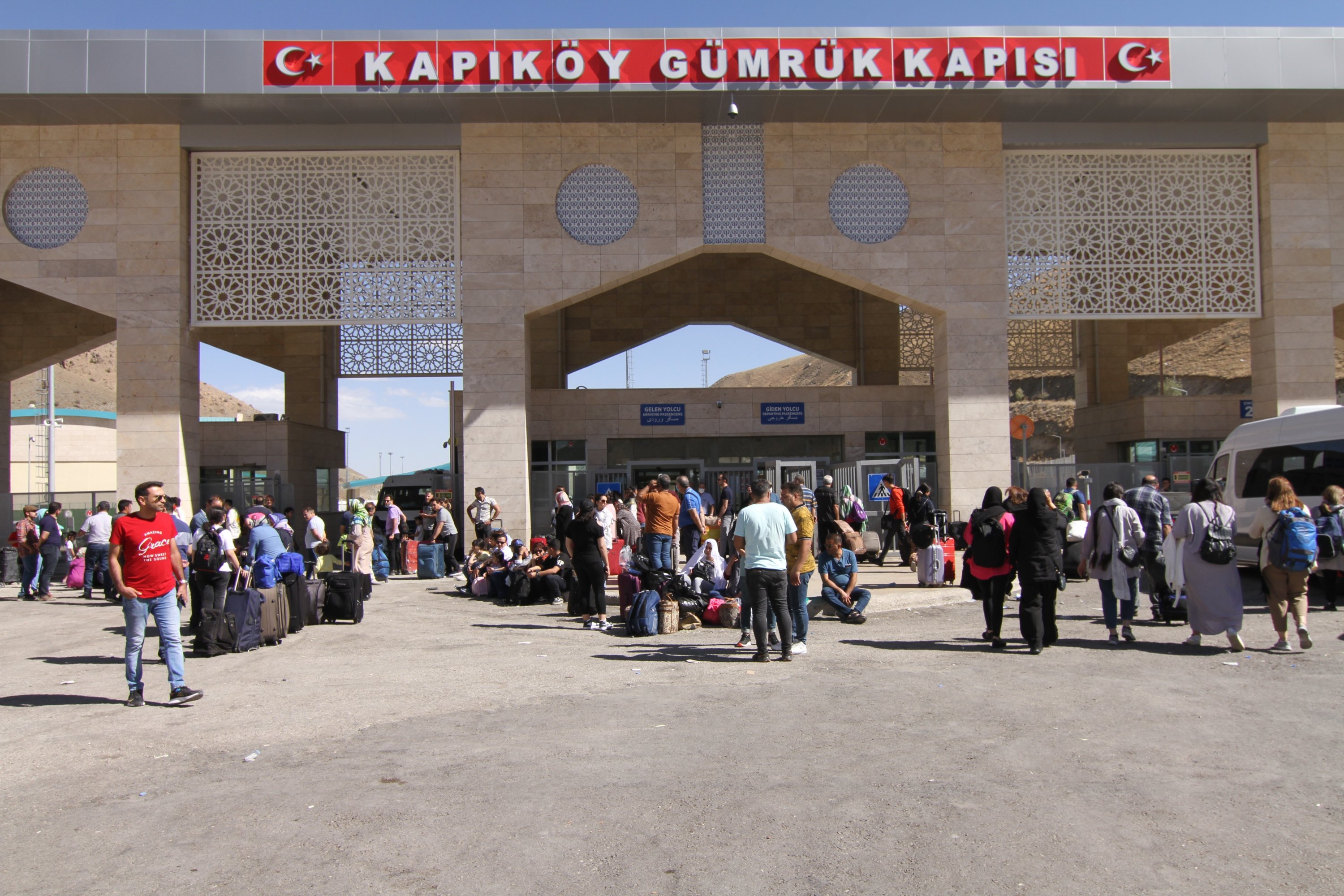 Orang-orang terlihat di Gerbang Perbatasan Kapıköy di provinsi Van Türkiye timur dekat perbatasan Iran, 14 September 2022. (AA Photo)