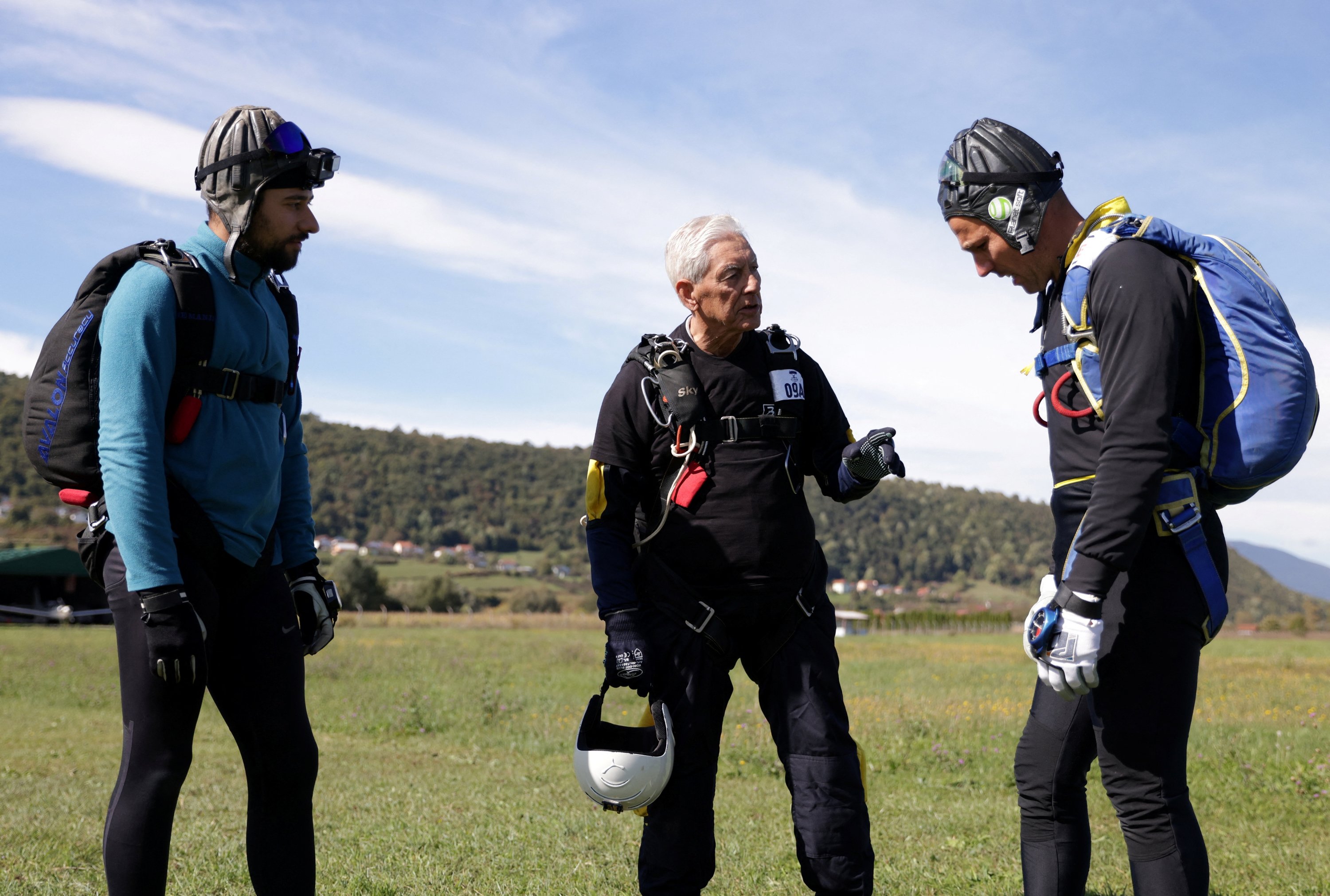 Ibrahim Kalesic, penerjun payung berusia 88 tahun, berbicara dengan teman-temannya sebelum melompat selama Para Challenge Cup di Bihac, Bosnia-Herzegovina, 24 September 2022. (Foto Reuters)