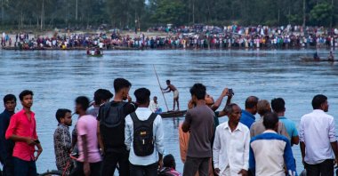 People gather along the banks of the Karatoya river after a boat capsized near the town of Boda, northern Bangladesh, Sept. 25, 2022. (AFP Photo)