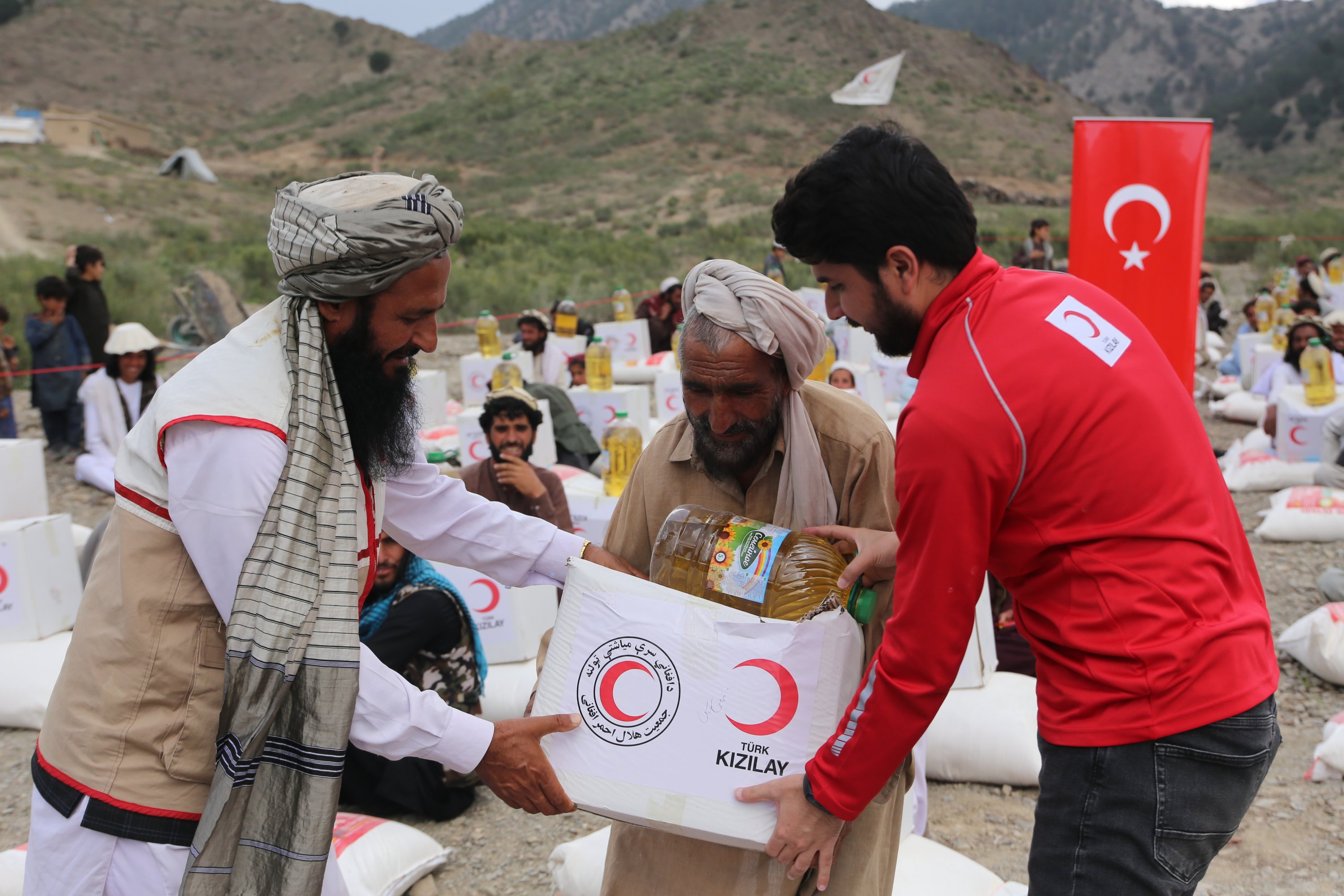Bulan Sabit Merah Turki menyerahkan bantuan pangan di Paktika, Afghanistan, 24 September 2022. (AA PHOTO)