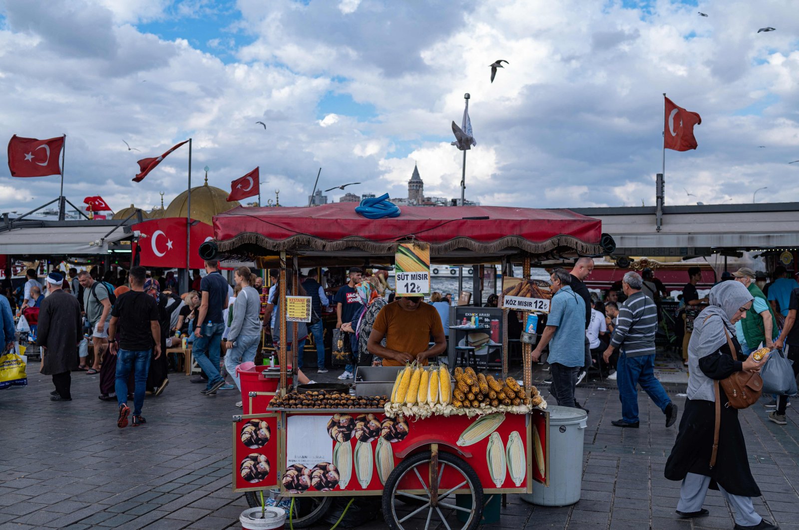 A corncob vendor waits for customers in Istanbul&#039;s Eminönü neighborhood, Türkiye, Sept. 6, 2022. (AFP Photo)